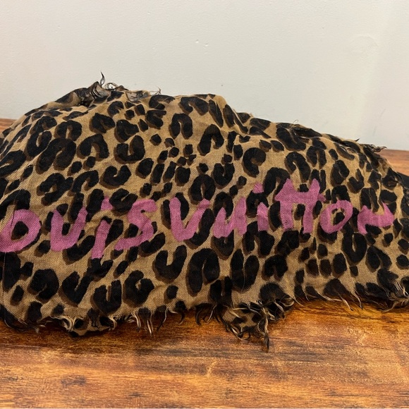 Louis Vuitton classic scarf AVAILABLE TILL 06/06 - Picture 2 of 6